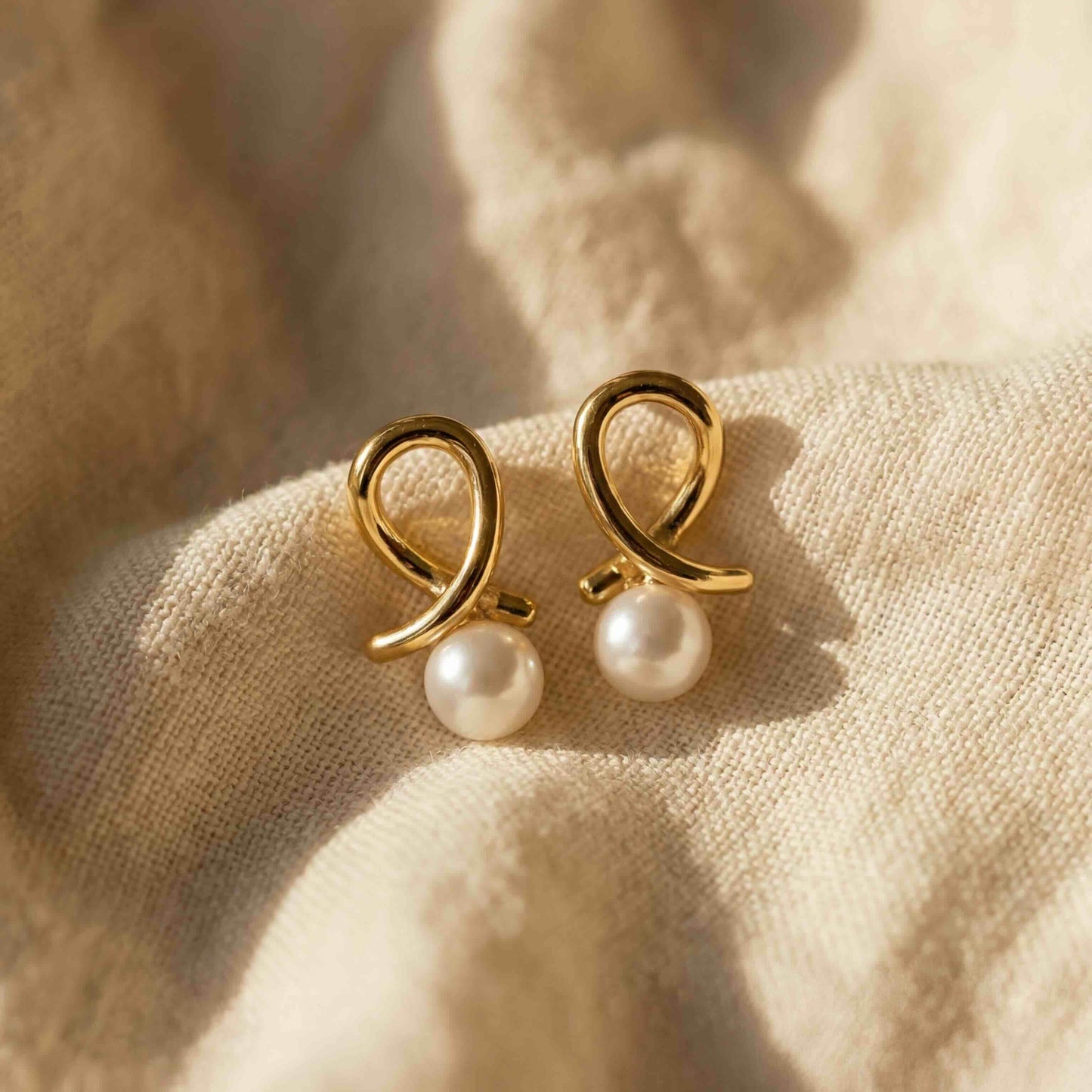 KNOT PEARL STUDS Gold